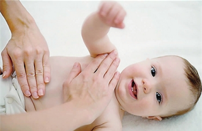 宝宝受凉肚子胀气怎么办  家长帮助宝宝排气最重要