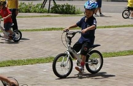 如何教孩子学骑自行车 教孩子骑自行车教程