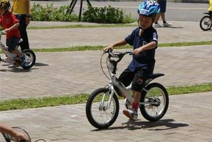 如何教孩子学骑自行车 教孩子骑自行车教程