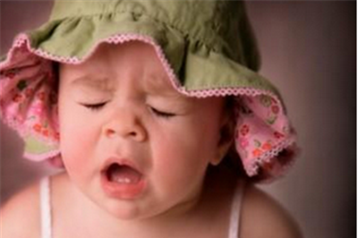 宝宝受凉打喷嚏怎么办 妈妈要做好保暖工作