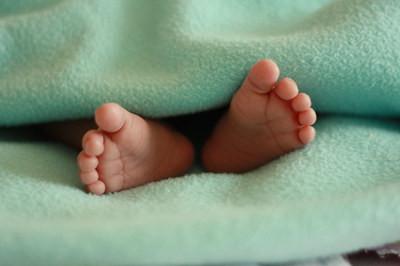 宝宝冬天睡觉要不要穿袜子？宝宝不穿袜子睡觉要做好保暖工作