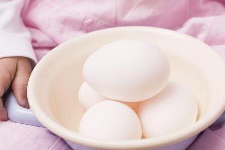 宝宝烫伤可以吃鸡蛋吗？你还以为烫伤吃鸡蛋会发炎么？