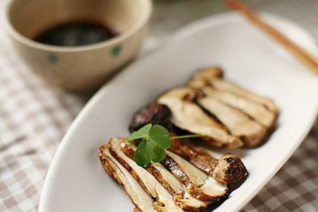 坐月子可以吃松茸吗