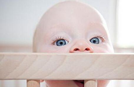宝宝吞食异物怎么办 应对宝宝异物卡喉的明智之举