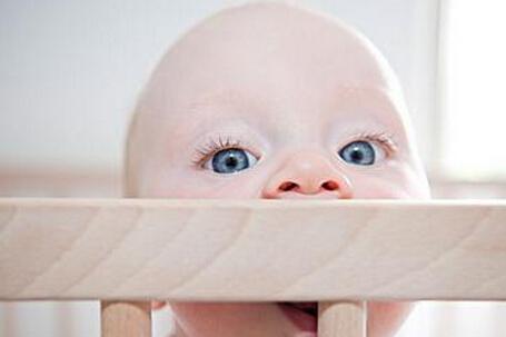 宝宝吞食异物怎么办 应对宝宝异物卡喉的明智之举