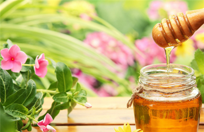 新生儿便秘可以喝蜂蜜水吗？乱给宝宝喝蜂蜜可能导致食物中毒