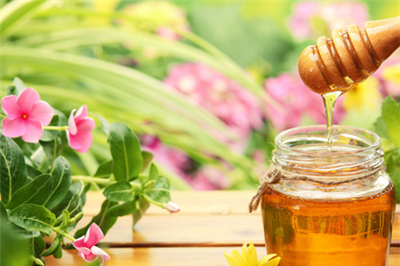 新生儿便秘可以喝蜂蜜水吗？乱给宝宝喝蜂蜜可能导致食物中毒