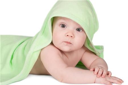 宝宝误吞口香糖怎么办 谨防入气管