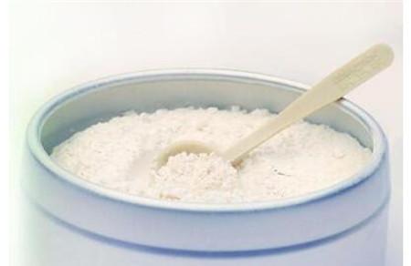 配方奶粉中的成分是脱脂牛奶还是全脂牛奶