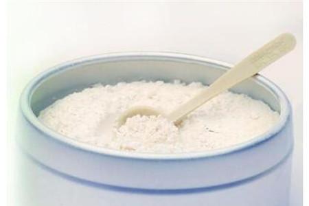 配方奶粉中的成分是脱脂牛奶还是全脂牛奶