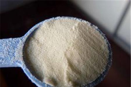 配方奶粉可以干吃吗？干吃配方奶粉易让宝宝便秘