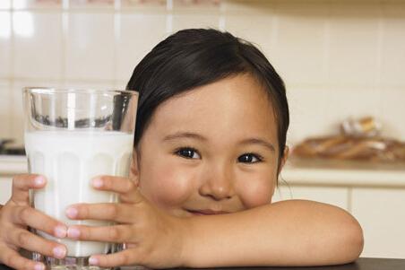 手足口病可以喝牛奶吗  大辟谣！