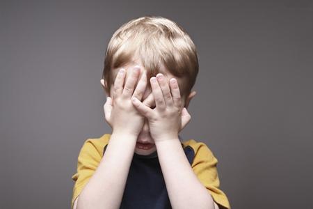 孩子害羞不敢上台说话如何培养