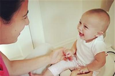 宝宝几个月开始攒肚？攒肚要持续多久