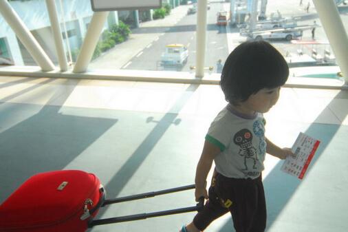 小孩一个人怎么坐飞机？