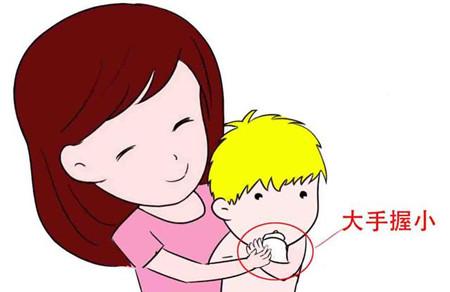 宝宝刚出生时小拳头握的紧紧就是好?妈妈们都错了!