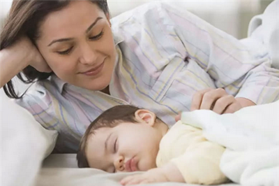 宝宝为什么不会接觉？