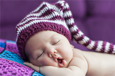 宝宝多大可以自己接觉？