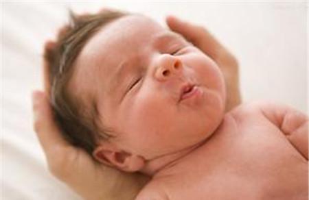 新生儿喝奶粉吐奶是怎么回事