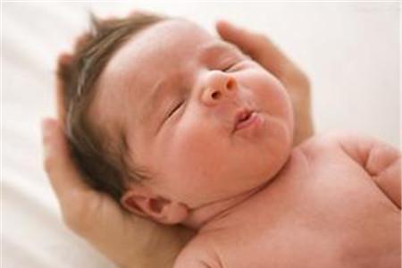 新生儿喝奶粉吐奶是怎么回事