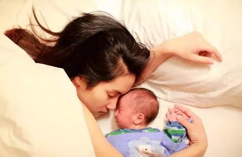宝宝与妈同睡竟丢命!鼻孔流血全身僵硬，冬天睡觉要小心这个!