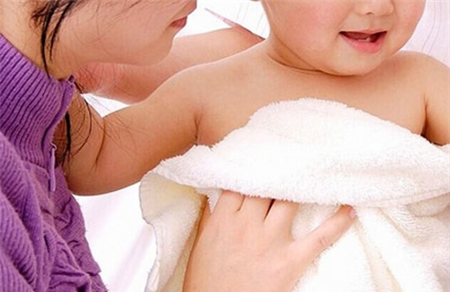 新生儿湿疹用温水敷能好吗？