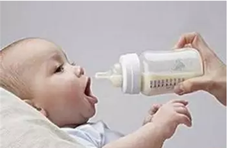 把药粉混到奶粉中给孩子喝，错误的喂养方式千万别学!