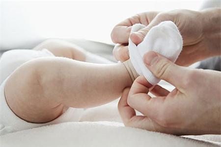 宝宝多大可以穿拖鞋