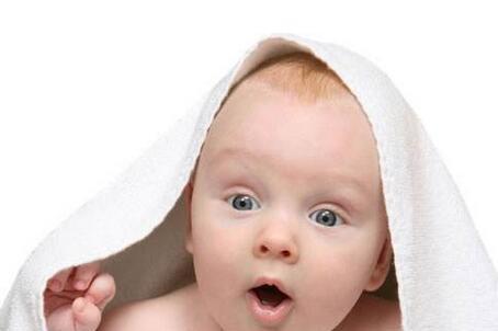 宝宝爱挠耳朵并非是中耳炎，出现以下情况家长需警惕！