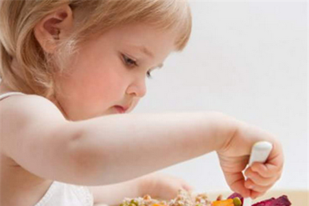 宝宝不吃饭恶心是怎么回事？