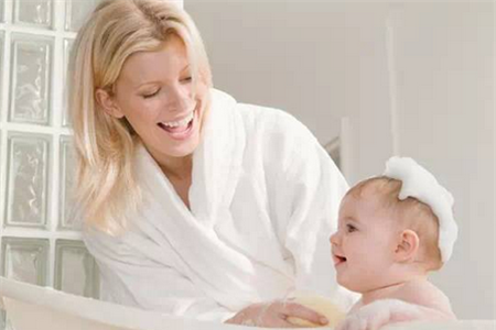 宝宝头上胎脂怎么清洗？