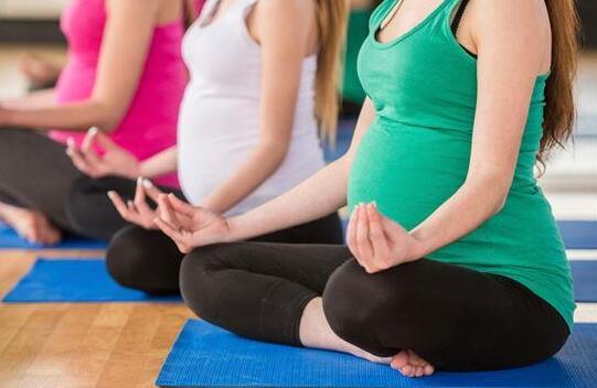 孕妇瑜珈正夯　甩孕期酸痛助顺产