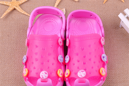 宝宝能穿洞洞鞋吗