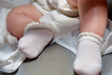 夏天宝宝睡觉要穿袜子吗