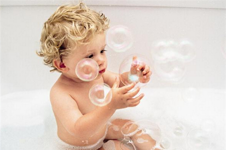 夏天婴儿一天洗几次澡