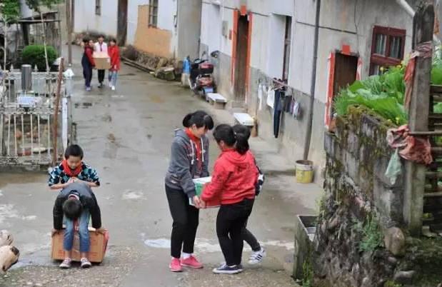 关爱儿童,诺尼亚爱心早餐一路同行