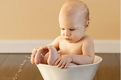 如何给宝宝把尿