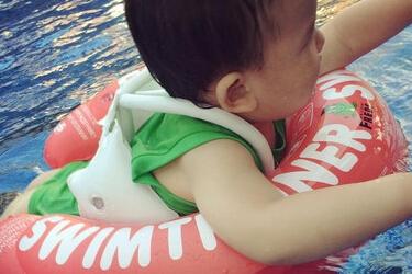 宝宝多大用腋下游泳圈