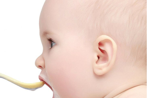 新生儿吐奶带血丝怎么回事