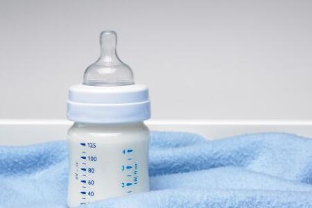 新生儿吐奶呛到气管是什么症状