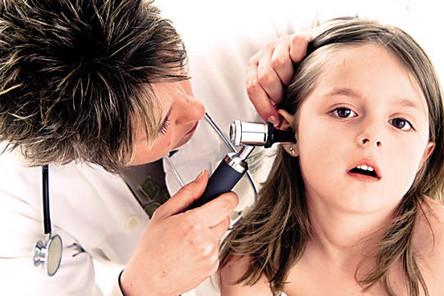 宝宝哭闹并挠耳朵，妈妈警惕急性中耳炎