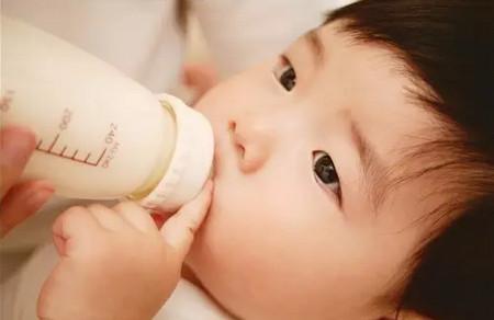 哭不一定是想喝奶，从3种状况看宝宝喝好了没！