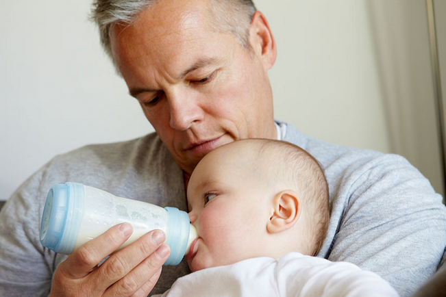 新生儿奶瓶玻璃的好还是塑料的好
