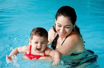 原来不同年龄的宝宝游泳方式、用具、注意事项区别这么大！