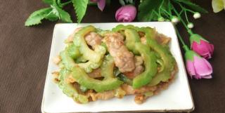 夏天来了，当然不能少了 苦瓜炒肉