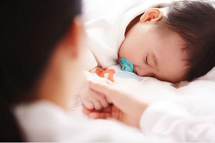 宝宝用安抚奶嘴好处与坏处