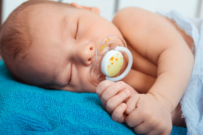 用安抚奶嘴哄宝宝睡觉好吗