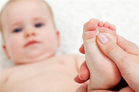 宝宝落枕脖子疼怎么办