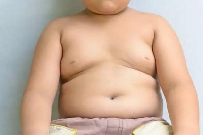 千万别让宝宝长成“小胖墩”，体重控制从吃奶娃做起