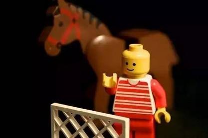 你知道…乐高小人头上的小孔干什么用的？